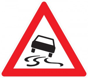Verkehrszeichen-Gefahrenzeichen-Schleudergefahr-bei-Naesse-oder-Schmutz